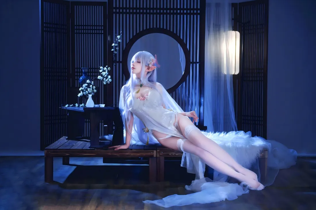 蓝调中式室内，白发精灵耳coser着白纱旗袍坐于木榻，姿态优雅。