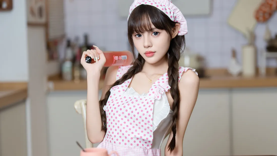 5k小厨娘壁纸|厨房背景图 - 粉色围裙美女「哲风壁纸」 双麻花辫少女穿粉色波点围裙,在厨房手持小物件,背景虚化。