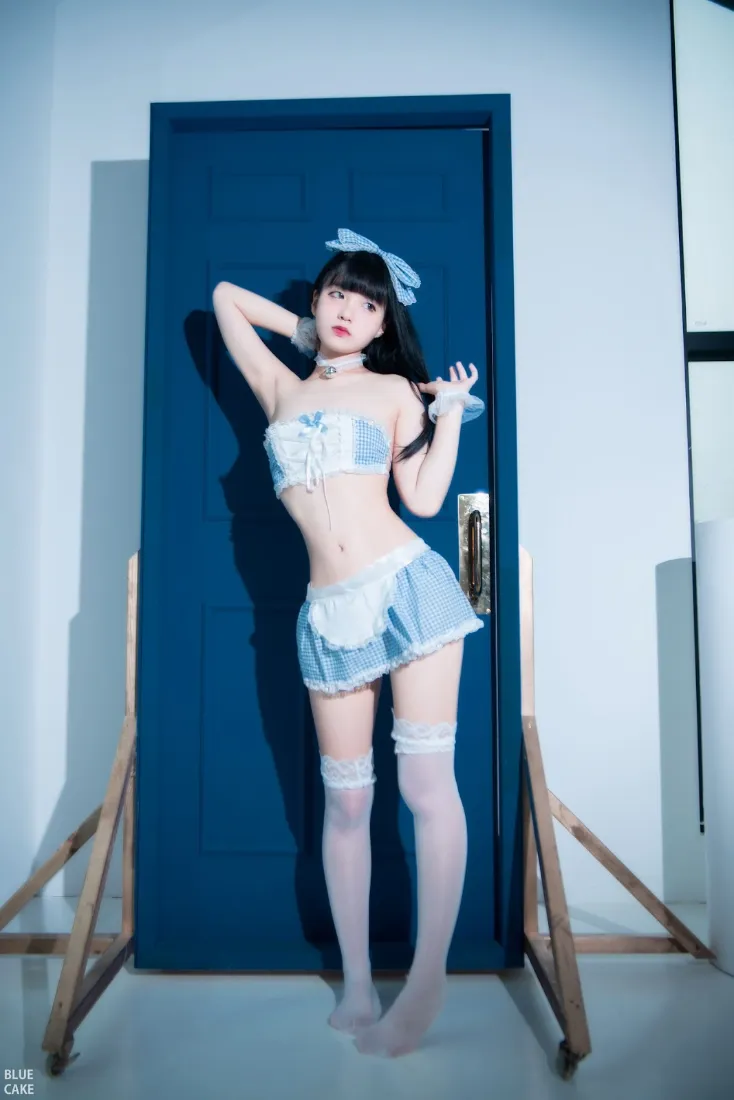 黑发少女穿蓝白格女仆风内衣短裙白丝，站在深蓝色门前摆拍