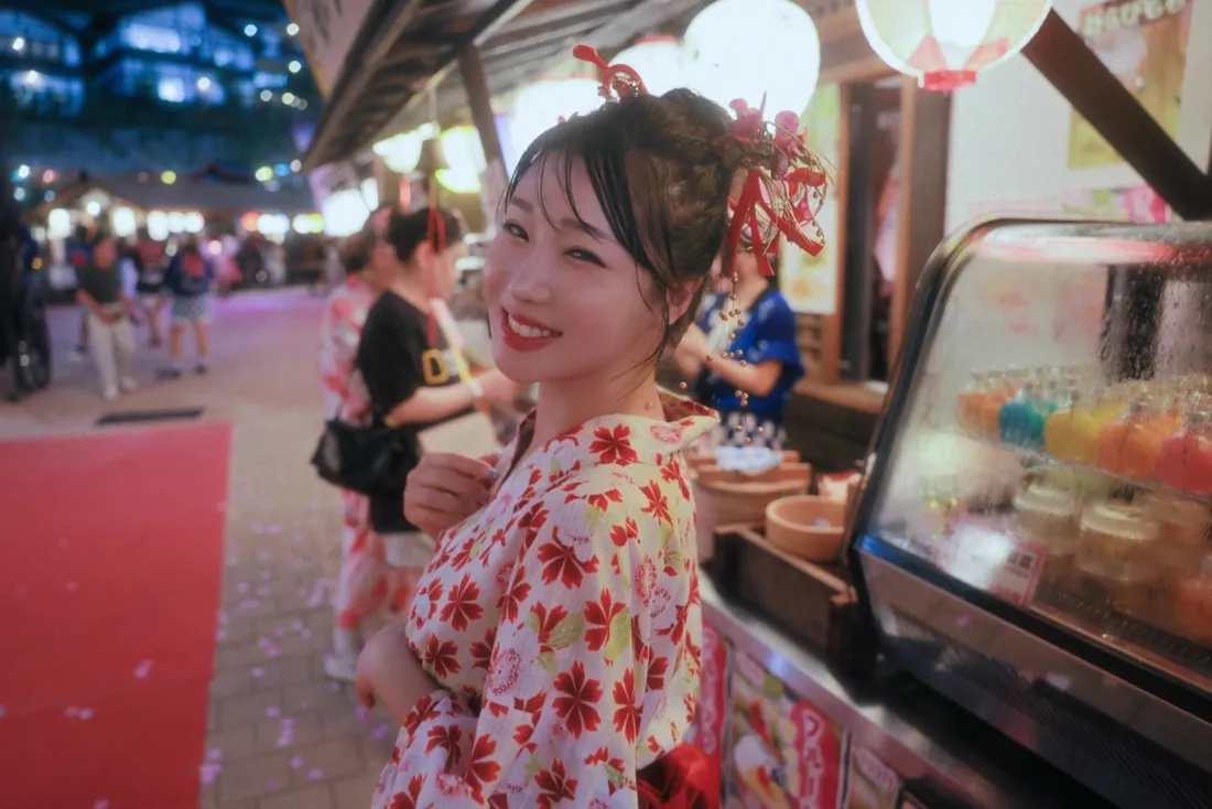 花和服美女壁纸｜日式夜市背景图片 - 写真「哲风壁纸」