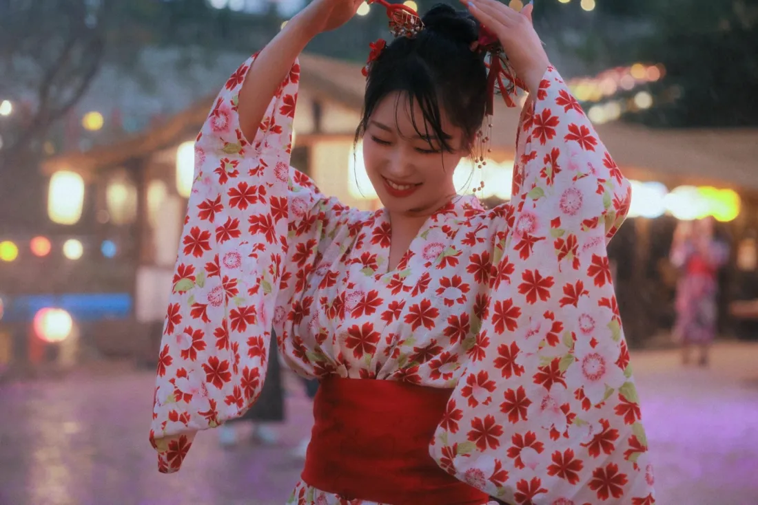 和服美女壁纸｜日式夜景背景图片 - 红花和服「哲风壁纸」