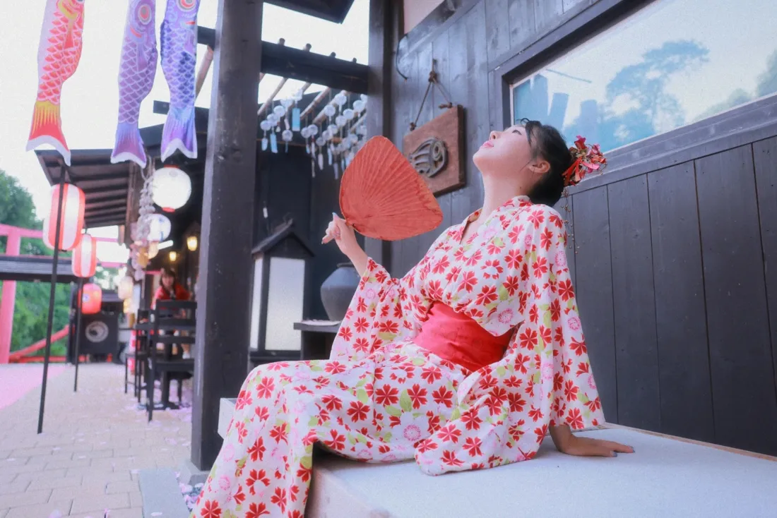和服美女壁纸｜日式建筑背景 - 红色扇子写真「哲风壁纸」