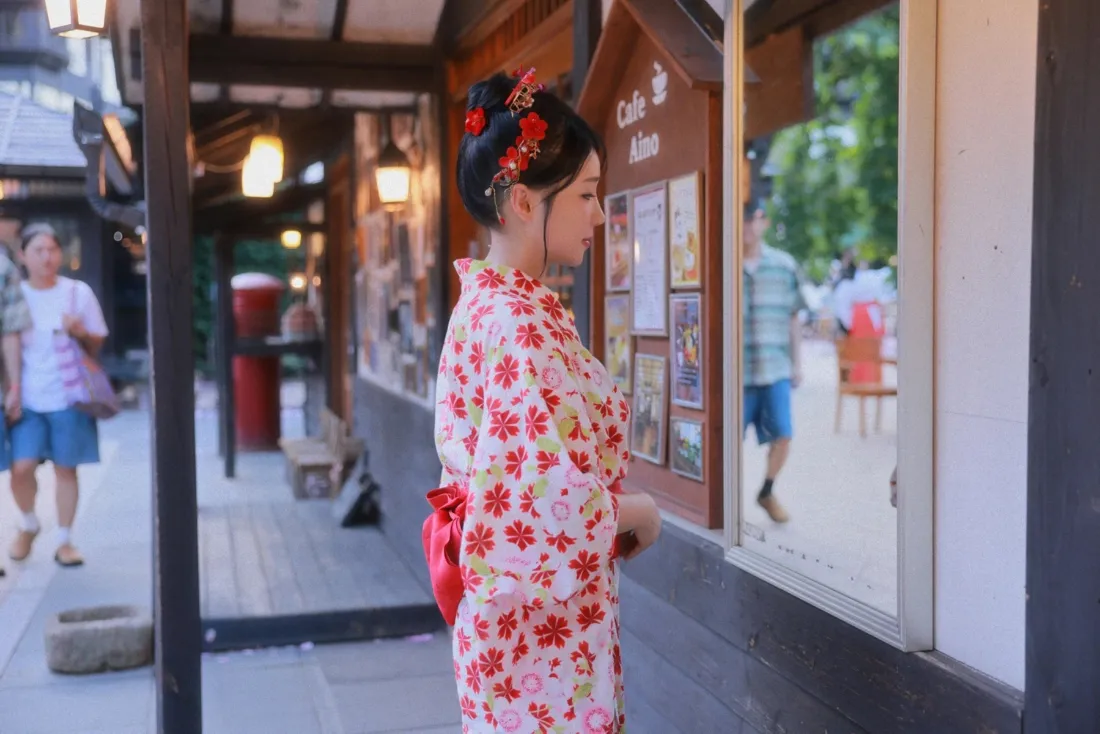 红白花和服壁纸｜日式街道背景图片 - 日系写真「哲风壁纸」