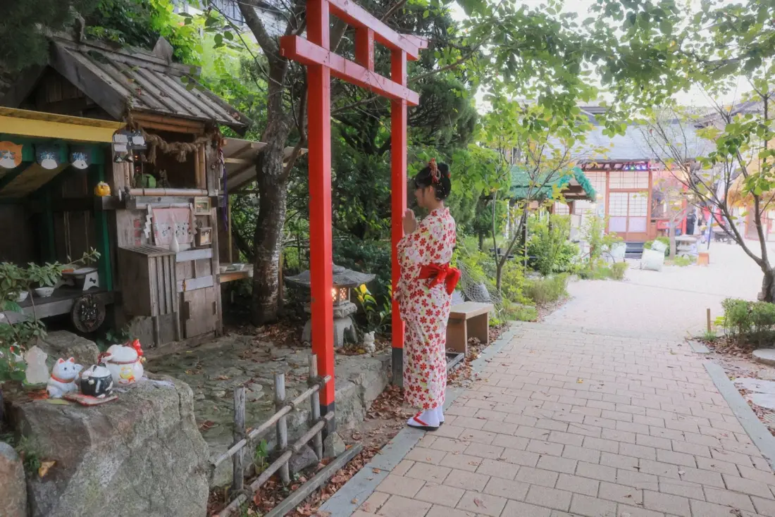和服女性壁纸｜日式鸟居背景 - 户外写真「哲风壁纸」
