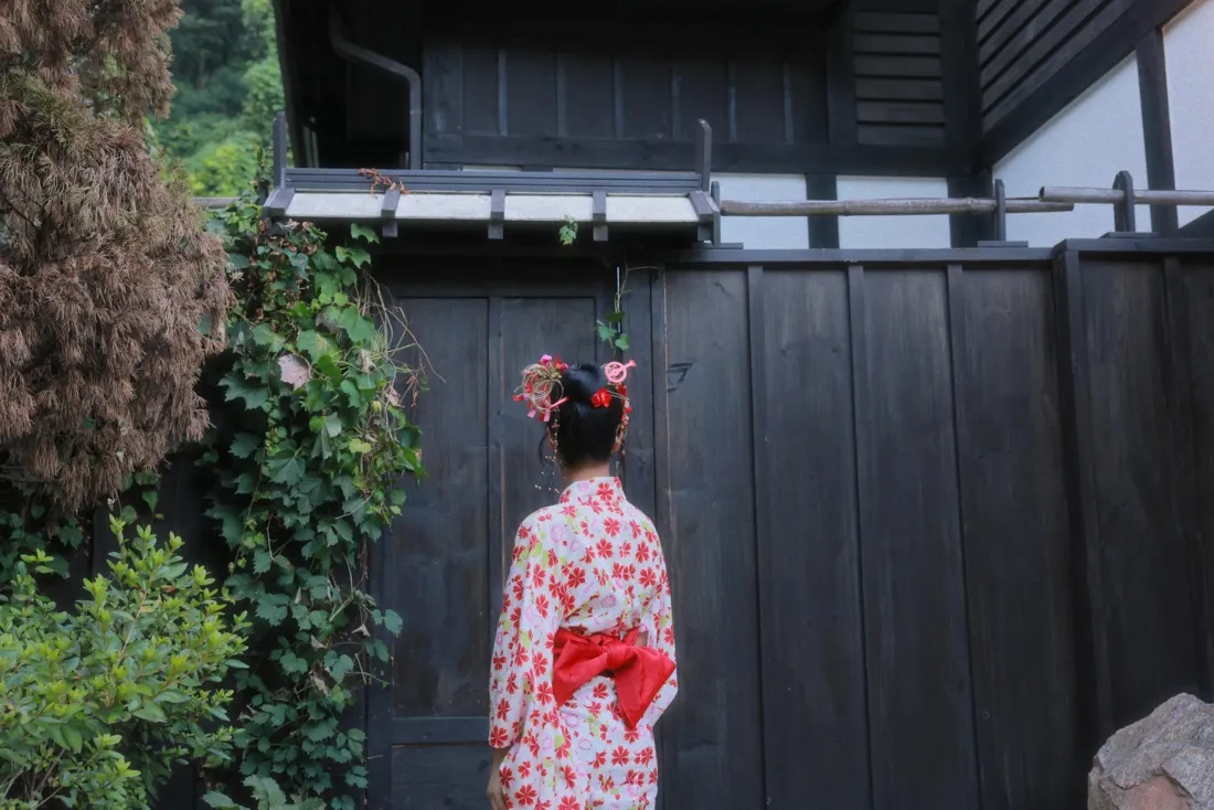 和服少女背影壁纸｜日式建筑背景图片 - 绿植山石「哲风壁纸」