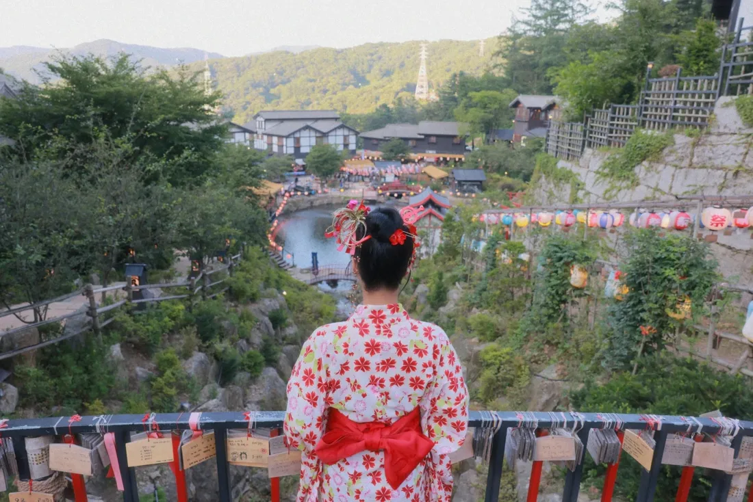 红色和服写真壁纸｜日式庭院背景 - 许愿牌池塘「哲风壁纸」