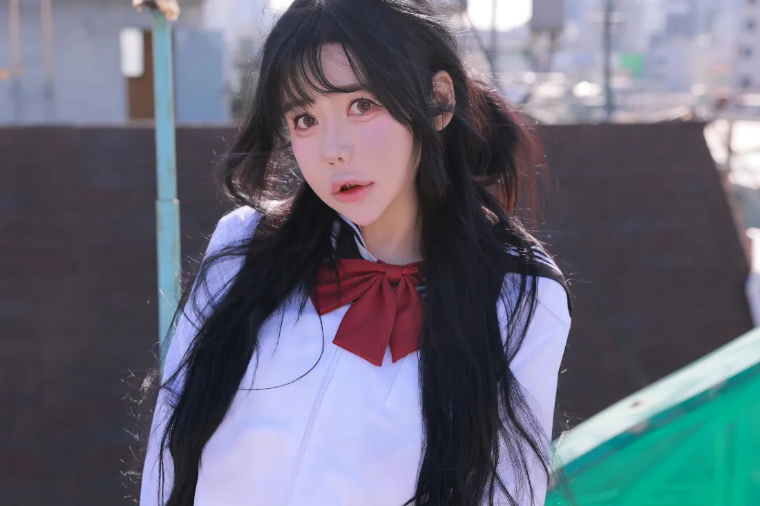 长发美女壁纸｜户外背景图片 - 红衣领结少女「哲风壁纸」