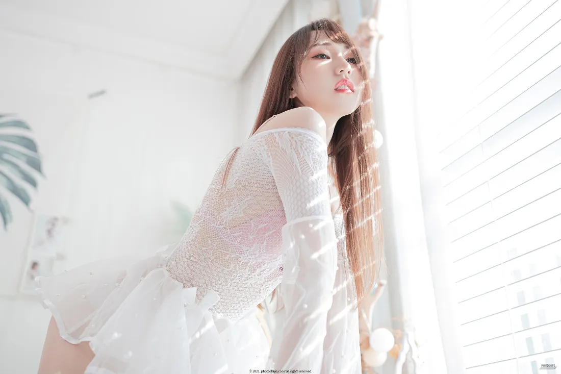 白衣美女壁纸｜阳光窗台背景图片 - 清新甜美「哲风壁纸」