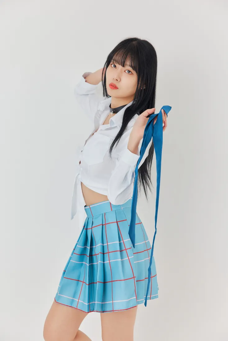黑长直齐刘海少女穿白衬衫蓝格裙，手持蓝色丝带摆拍，纯白背景。
