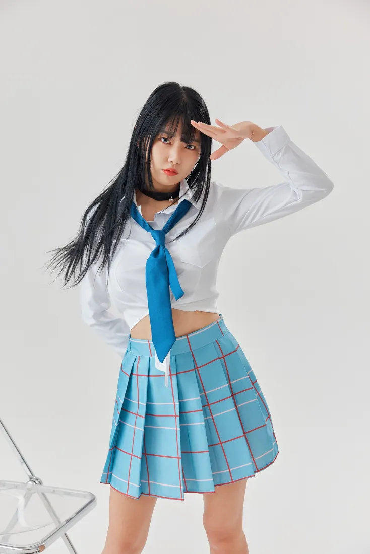 穿JK制服的黑长发女生抬手比姿势，浅灰纯色棚拍背景