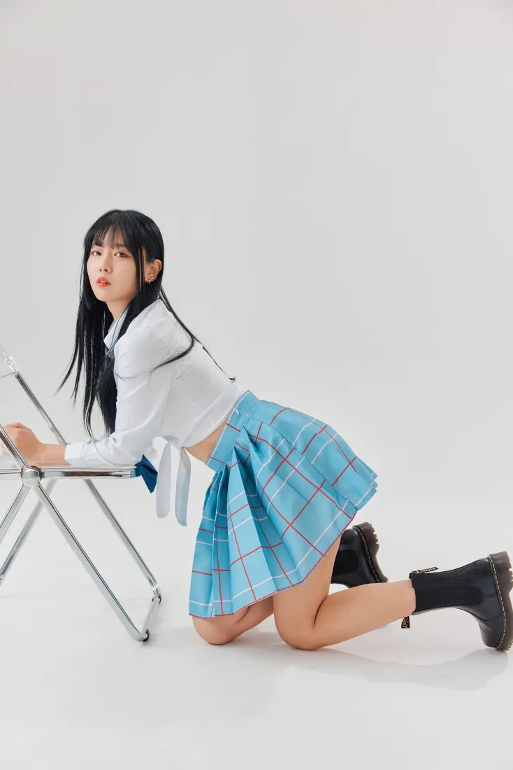 纯白影棚内，黑长直长发女生着JK制服跪姿倚靠金属折叠椅拍摄写真