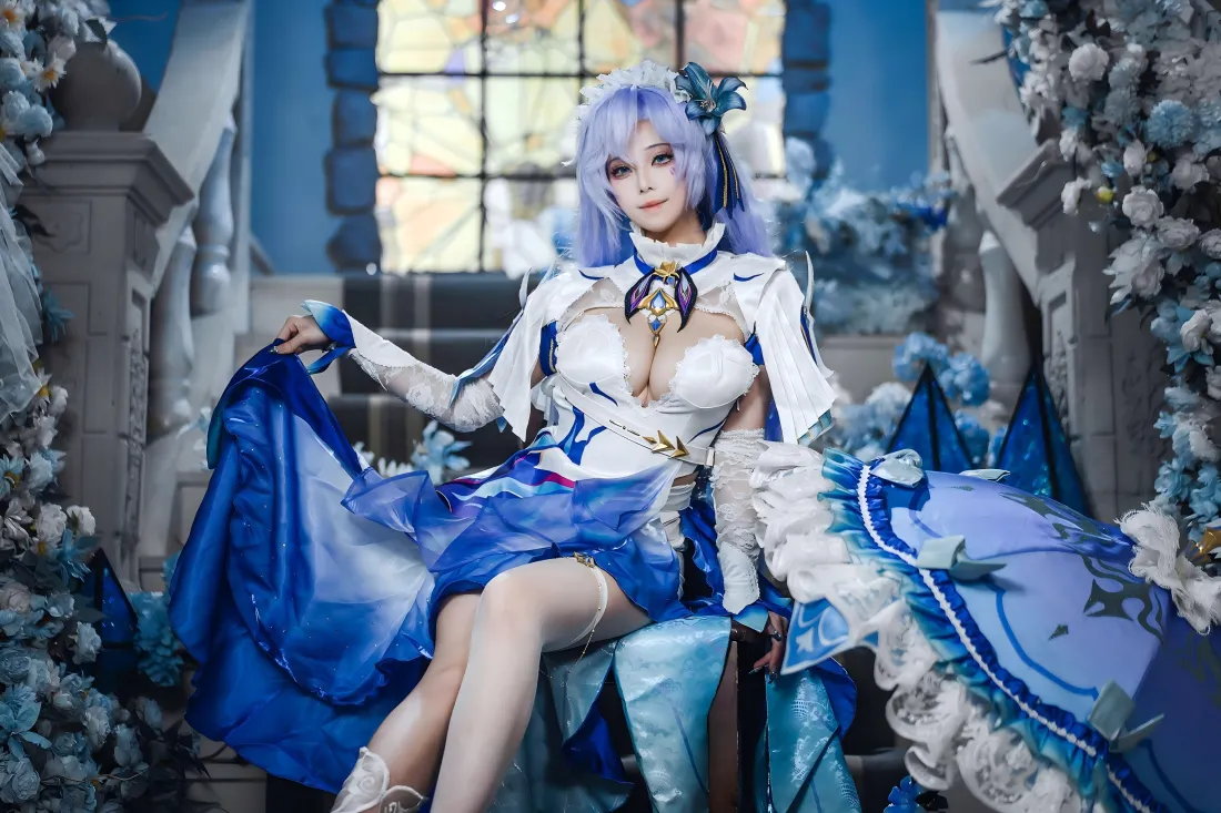 蓝紫发女性身着蓝白华丽礼服cosplay，坐于装饰蓝白花簇的欧式石质楼梯上