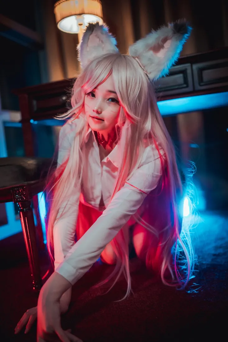暗调室内蓝红霓虹灯光下，戴毛绒兔耳的粉发少女cosplay写真