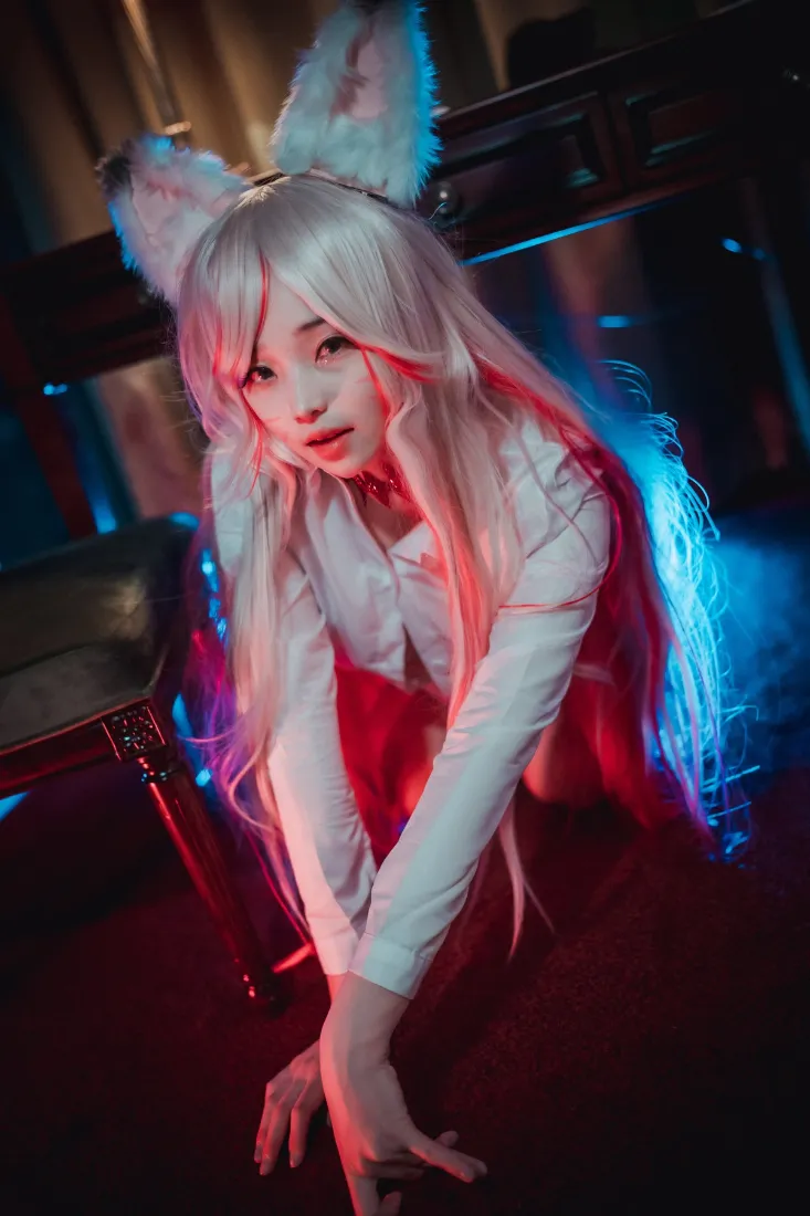 戴毛绒猫耳的粉发coser，在蓝红霓虹灯光的暗调室内俯身看向镜头