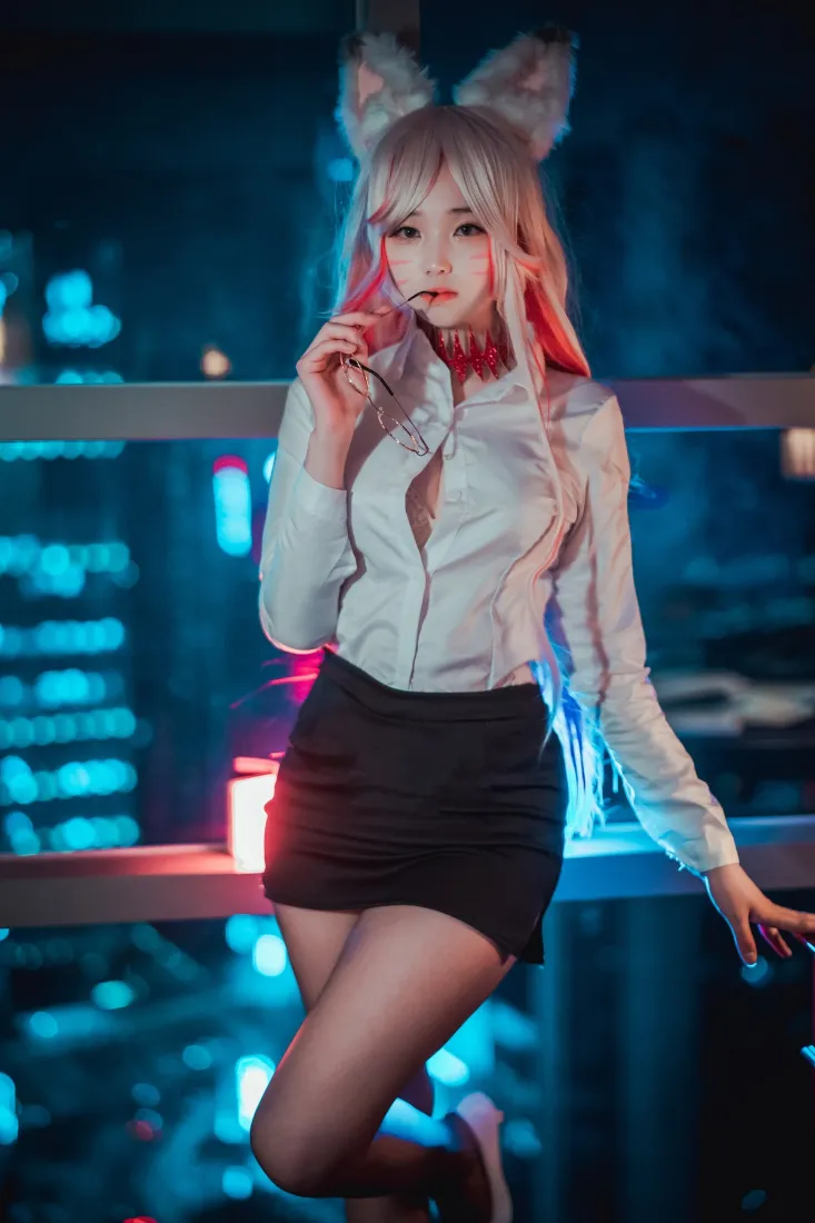 粉发兽耳coser身着白衬衫黑短裙黑丝，立于霓虹都市夜景前