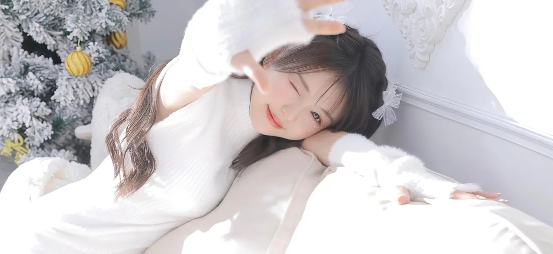 白衣女孩壁纸｜白色圣诞树背景图片 - 温馨「哲风壁纸」