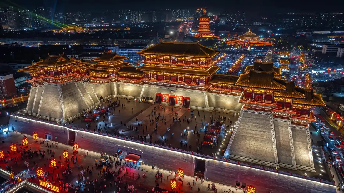 古建筑夜景壁纸｜城市背景图片 - 繁华灯光人群红灯笼「哲风壁纸」