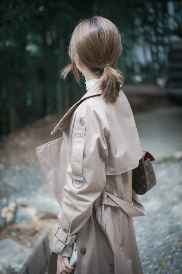 女生背影手机壁纸|卡其风衣背景图 - 林间户外写真「哲风壁纸」 女生背影手机壁纸|卡其风衣背景图 - 林间户外写真「哲风壁纸」