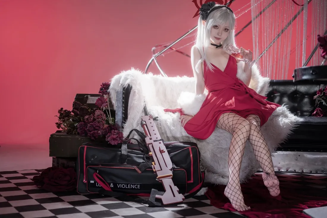 红衣美女壁纸|红色背景 - 枪械cosplay「哲风壁纸」 红衣美女壁纸|红色背景 - 枪械cosplay「哲风壁纸」