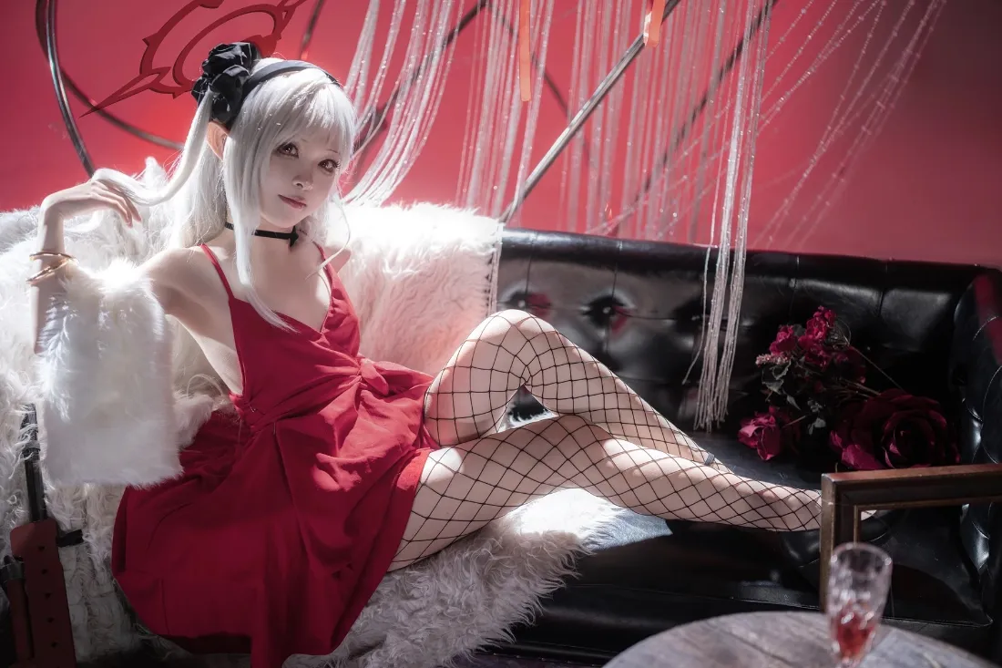 红衣美女壁纸|红色背景图 - 渔网袜cosplay「哲风壁纸」 红衣美女壁纸|红色背景图 - 渔网袜cosplay「哲风壁纸」