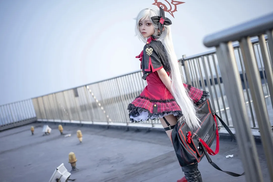 cosplay壁纸|天台背景图片 - 红衣白发鹿角「哲风壁纸」 cosplay壁纸|天台背景图片 - 红衣白发鹿角「哲风壁纸」