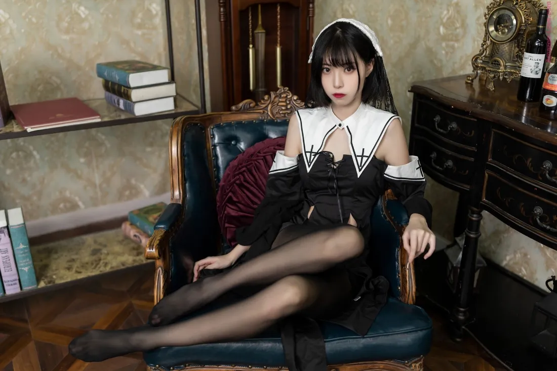女仆装美女壁纸|复古背景 - 黑丝写真「哲风壁纸」 女仆装美女壁纸|复古背景 - 黑丝写真「哲风壁纸」