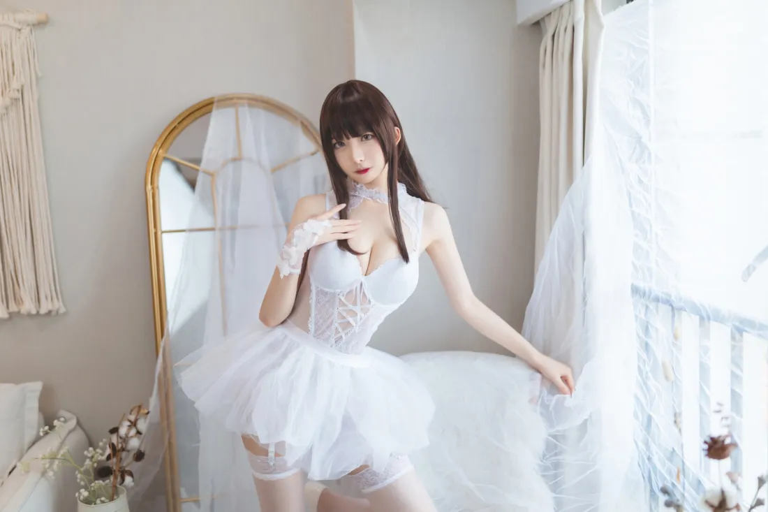 白衣少女壁纸｜白色室内背景图片 - 优雅「哲风壁纸」