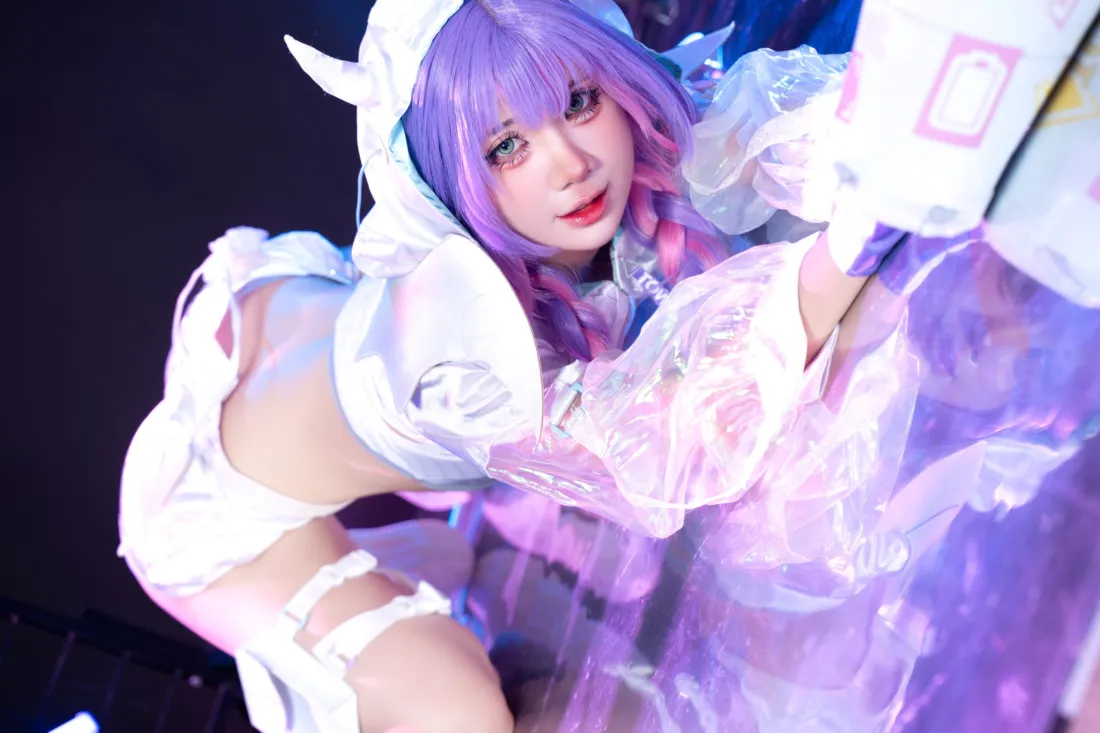 cosplay美女壁纸|白色背景图片 - 紫色头发写真「哲风壁纸」 cosplay美女壁纸|白色背景图片 - 紫色头发写真「哲风壁纸」