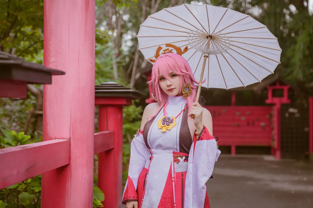 八重神子壁纸｜日式鸟居背景图片 - 粉色cosplay「哲风壁纸」