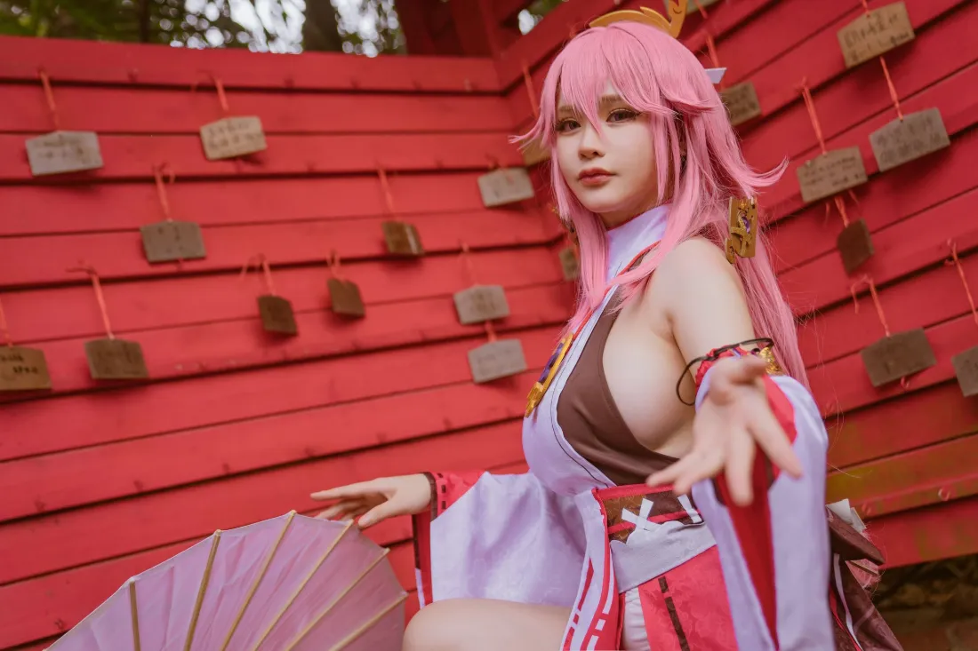 八重神子壁纸｜红色背景图片 - 粉色cosplay「哲风壁纸」