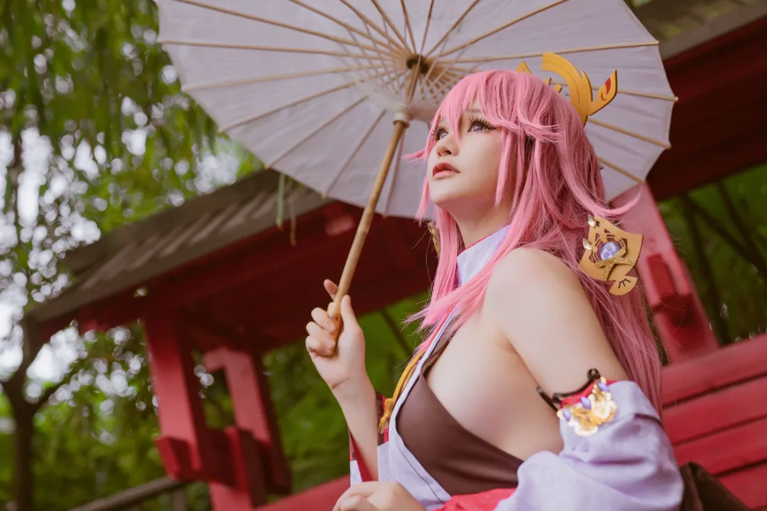 八重神子cosplay壁纸｜古风建筑背景 - 粉色油纸伞「哲风壁纸」