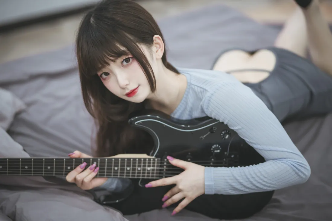 美女电吉他壁纸|灰色床品背景图 - 音乐写真「哲风壁纸」 美女电吉他壁纸|灰色床品背景图 - 音乐写真「哲风壁纸」