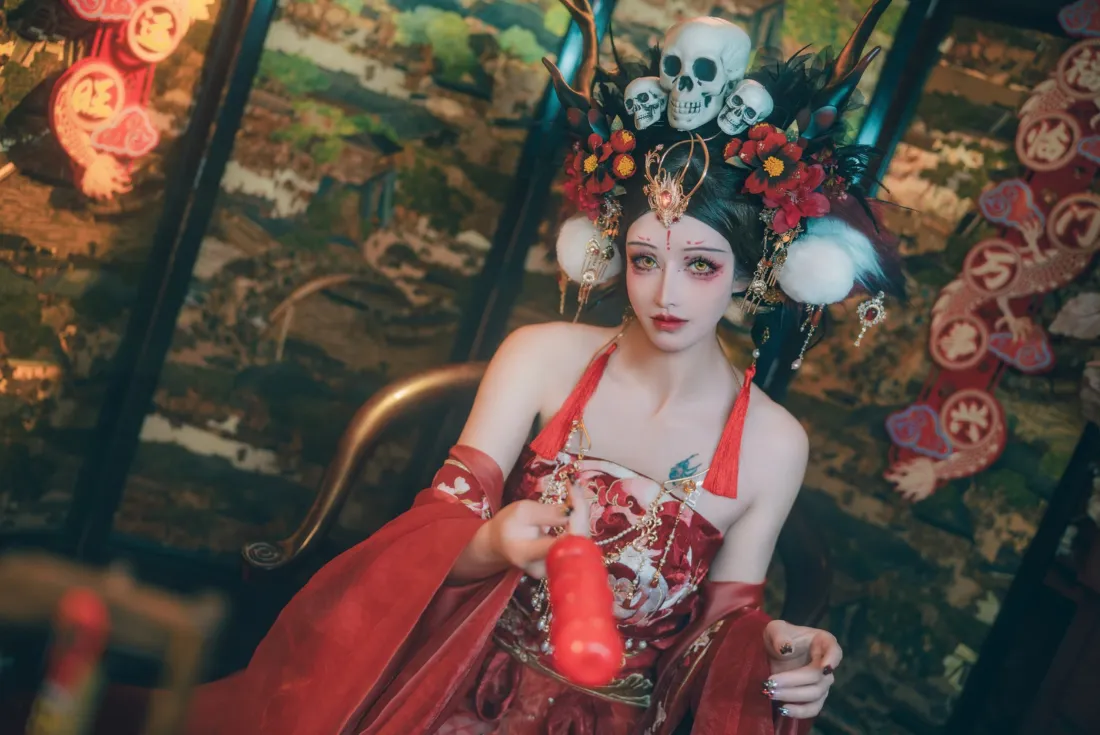 红衣美女年兽壁纸|古风背景图片 - 骷髅头饰「哲风壁纸」 红衣美女年兽壁纸|古风背景图片 - 骷髅头饰「哲风壁纸」
