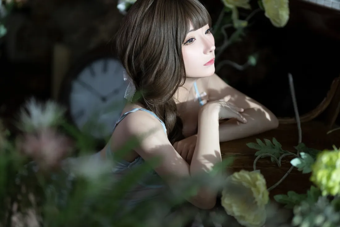 居家美女壁纸｜绿植背景图片 - 阳光柔和光线「哲风壁纸」