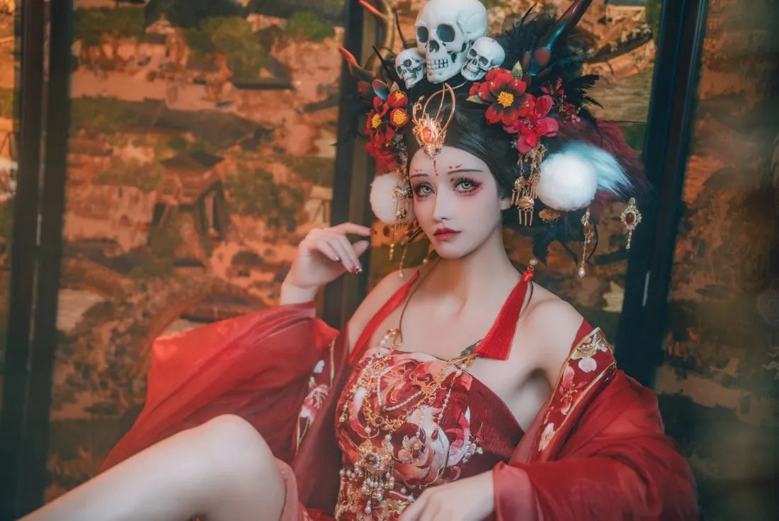 红衣古风女子壁纸｜古典背景图片 - 骷髅头饰「哲风壁纸」