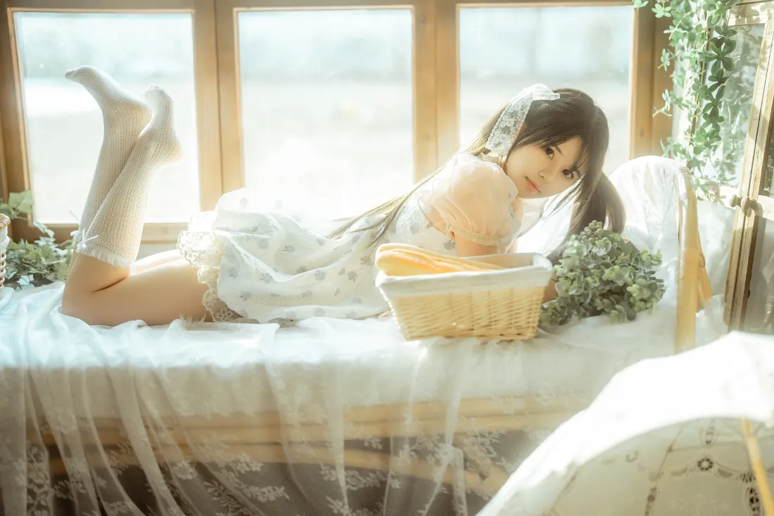 白衣女孩壁纸｜卧室背景图片 - 阳光绿植「哲风壁纸」