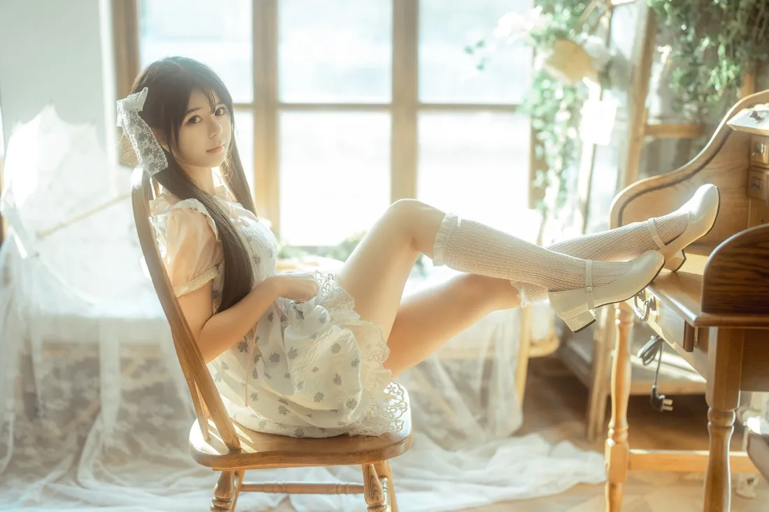 日系少女壁纸｜白色连衣裙背景图片 - 阳光窗边「哲风壁纸」