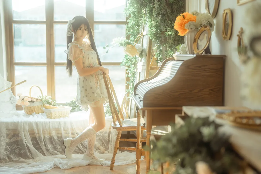 女孩壁纸｜室内背景图片 - 阳光钢琴绿植「哲风壁纸」