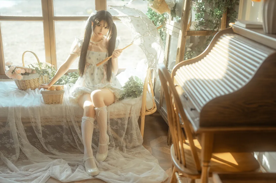 动漫女孩壁纸｜窗边背景图片 - 白色蕾丝裙「哲风壁纸」