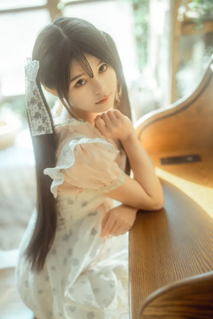 长发女孩手机壁纸｜白色背景图 - 阳光连衣裙「哲风壁纸」
