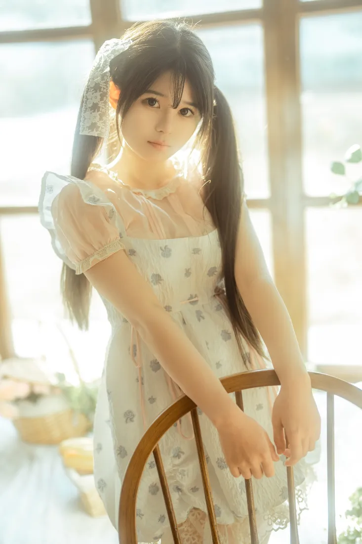 双马尾女孩手机壁纸｜阳光背景图片 - 白色碎花裙「哲风壁纸」