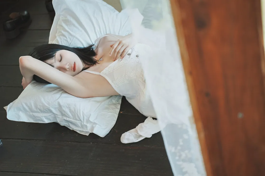 居家女性壁纸｜白色床品背景图片 - 慵懒躺卧「哲风壁纸」