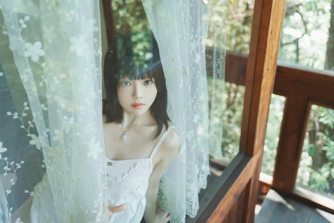 窗边女孩壁纸｜白帘背景图 - 玻璃阳光「哲风壁纸」