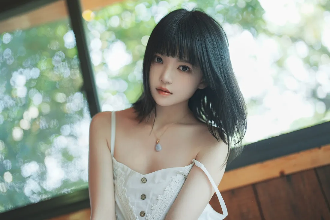白衣少女壁纸｜阳光绿植背景图片 - 清新夏日「哲风壁纸」