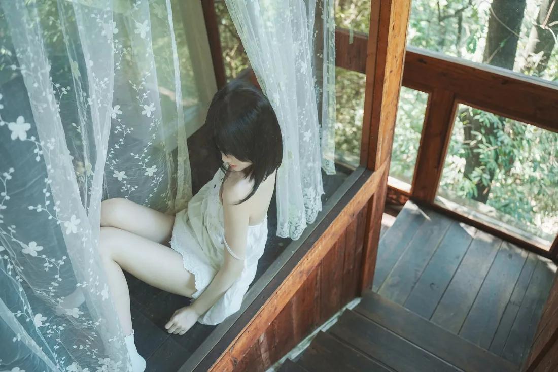 白裙女孩壁纸｜自然风景背景图片 - 阳光纱帘「哲风壁纸」