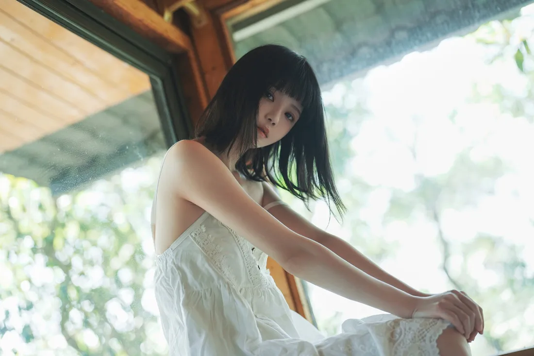 白衣少女壁纸｜森系背景图片 - 阳光白色「哲风壁纸」