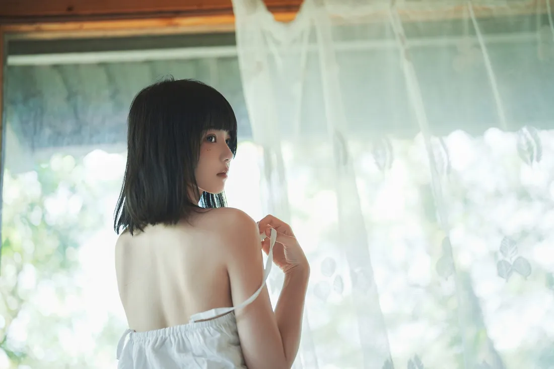 短发女生壁纸｜白色纱帘背景 - 阳光露背「哲风壁纸」
