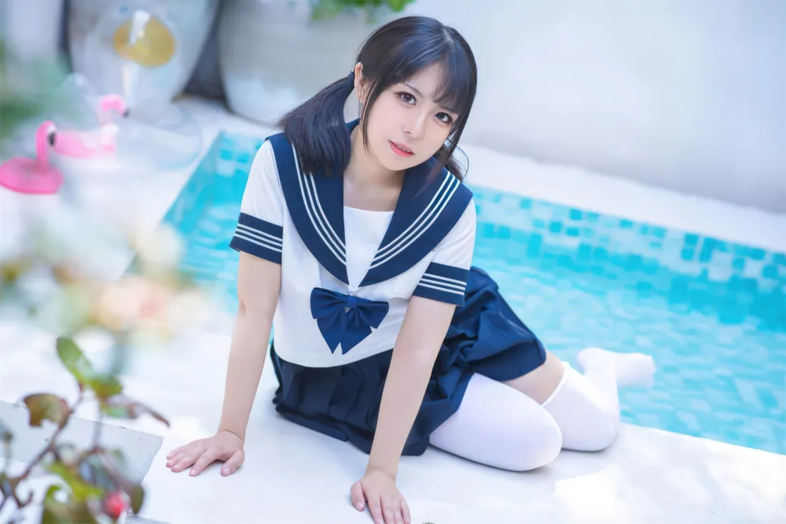 JK制服美女壁纸｜游泳池背景图片 - 清新户外写真「哲风壁纸」