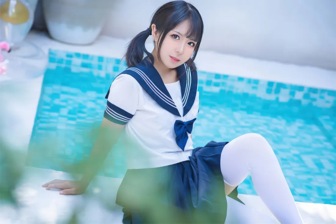 水手服美女壁纸｜游泳池背景图片 - 白丝「哲风壁纸」