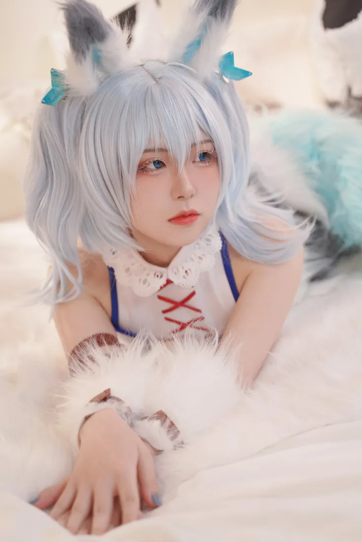 兽耳娘cosplay手机壁纸｜白毛绒背景 - 浅蓝色头发「哲风壁纸」